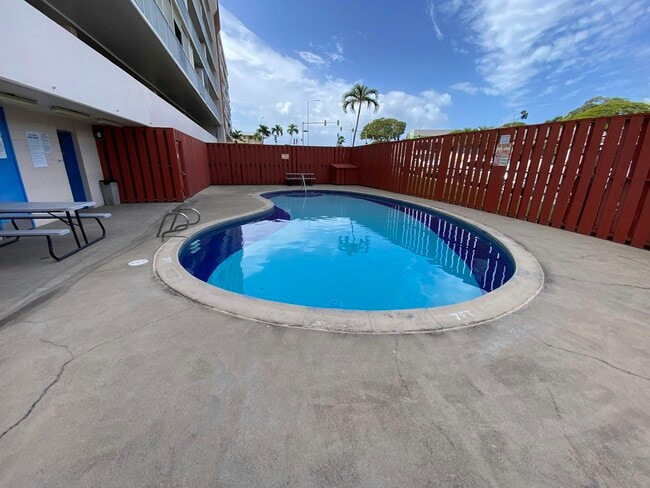 Building Photo - 909 Ala Lilikoi St