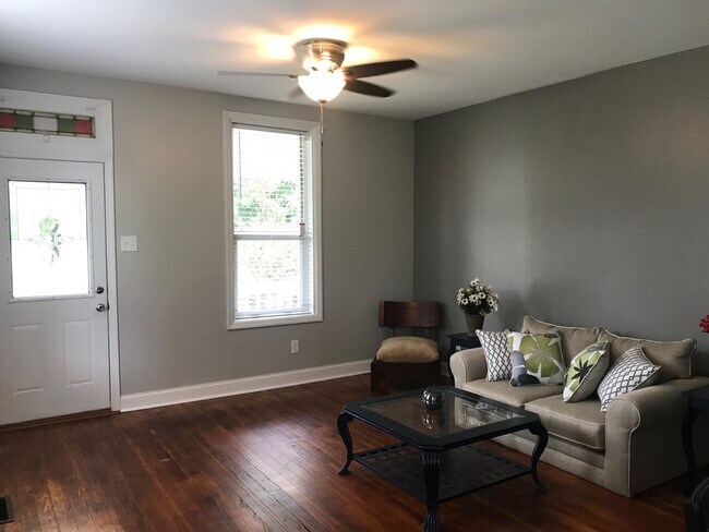 Building Photo - 2 Bedroom Renovation near the Hill