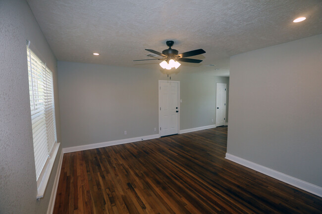 Building Photo - 713 Churchill Dr