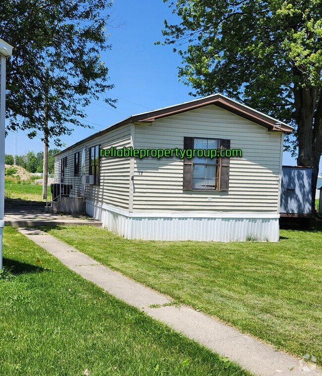 Building Photo - New Listing in Churubusco