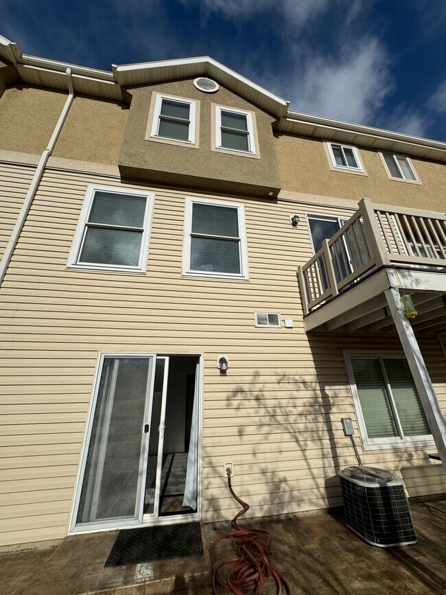 Building Photo - East Lehi Townhouse: Modern Luxury & Conve...