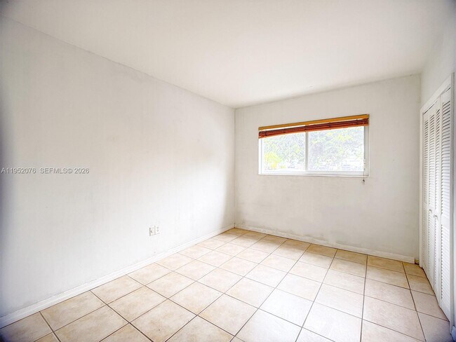 Building Photo - 2430 NE 135th St