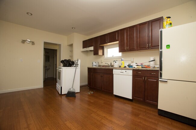 Building Photo - 18 Fern St