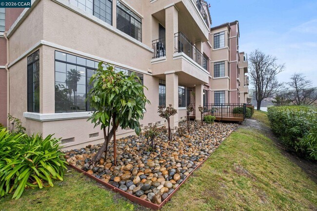 Building Photo - 30 Eagle Lake Pl