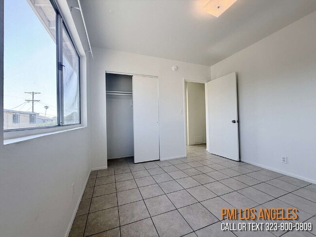 Building Photo - 943 W 68th St