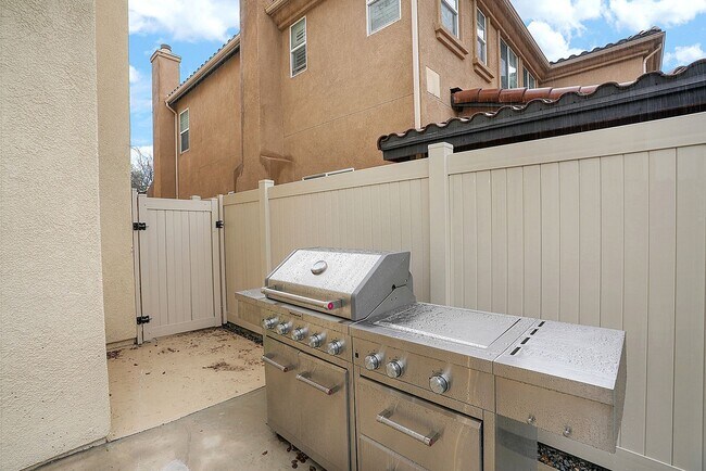 Building Photo - Beautiful executive home in the Eastlake-C...