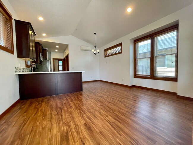 Building Photo - Gorgeous Cottage in Oregon City~ Hardwood Floors~ Private Back Area~ Washer/Dryer~ A/C