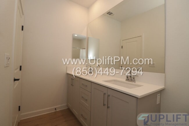 Building Photo - 4 Bed 3.5 Bath Townhome in Chula Vista w/ Washer/Dryer and 2-Car Garage