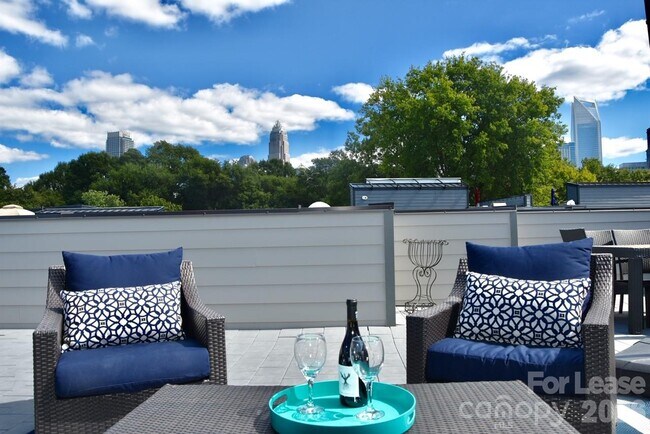 Building Photo - 916 Westbrook Dr