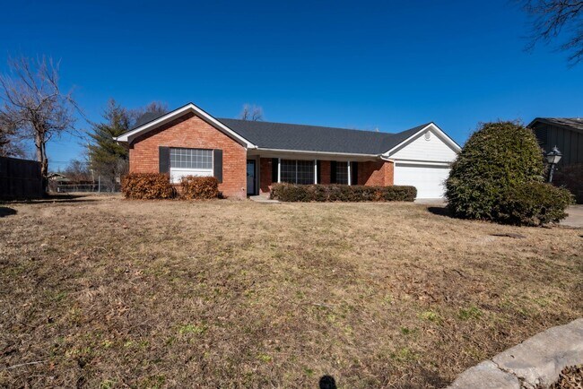 Building Photo - 4 Bedroom Home Available For Immediate Move In!!