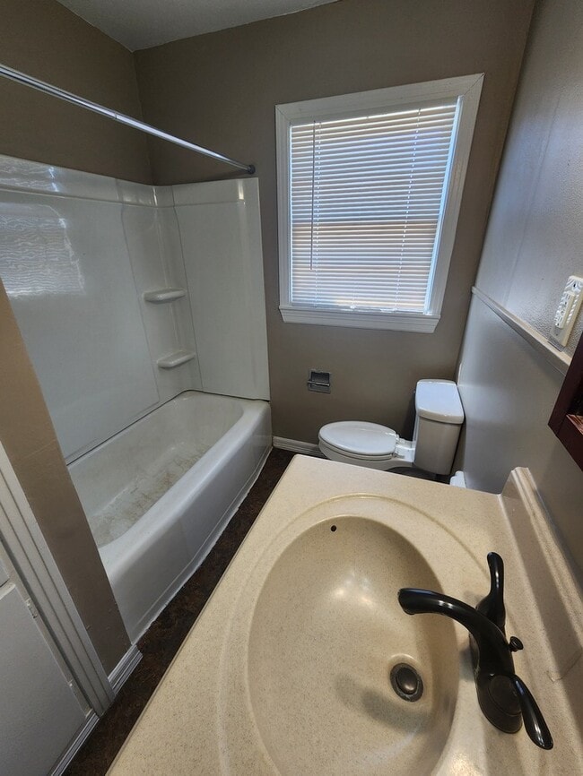 Building Photo - 3 bed 2 bath 1 car garage