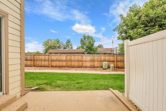 Building Photo - $2,695 - 5 Bed, 4 Bath Townhome in Aurora ...