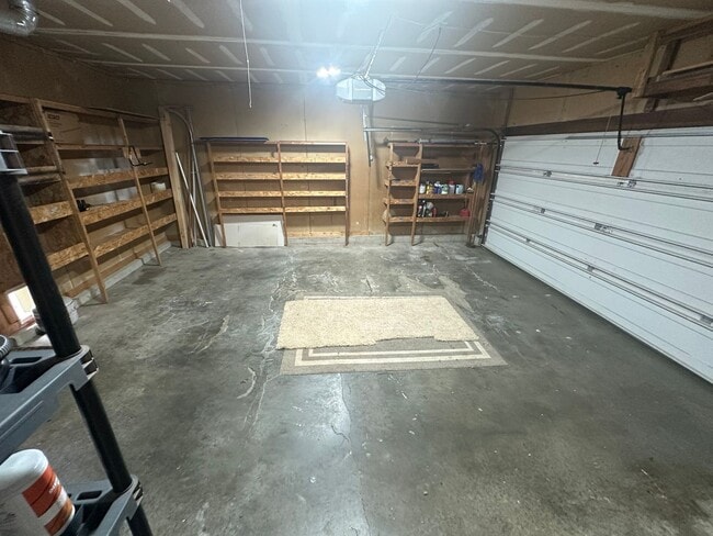 Building Photo - 4 bedroom, 2 1/2 bath