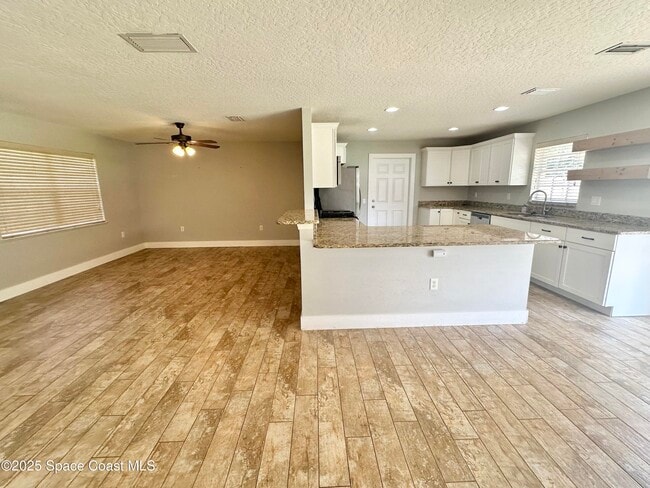 Building Photo - 2130 Garnet Ct