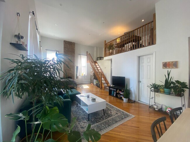 Building Photo - 174 Grand St