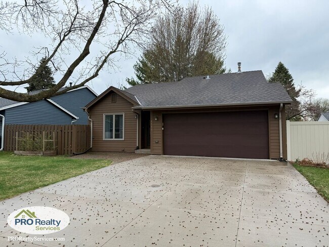 Building Photo - 3 Bedroom Home in Shoreview