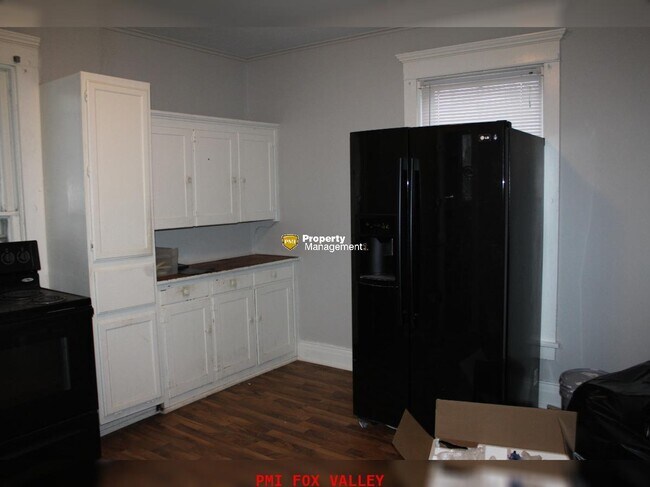 Building Photo - 2 Kitchens & 2 Bathrooms