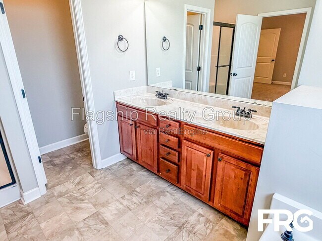 Building Photo - 103 Rolling Knoll Ct