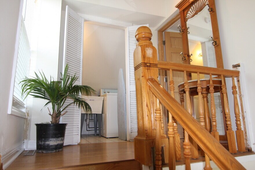 Building Photo - 1142 W Wolfram St