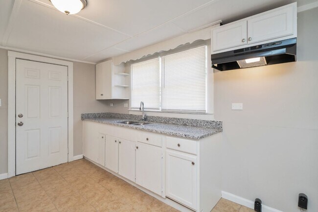 Building Photo - Super Cute Super Clean Priced to move fast!!!