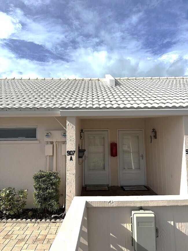 Building Photo - 907A Gibbs Rd