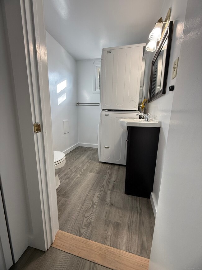 Building Photo - 74 Grove Beach Rd N