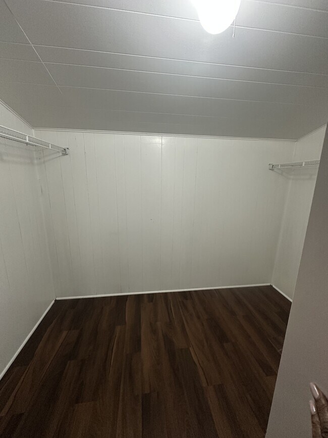 Building Photo - 1633 Yvonne Dr