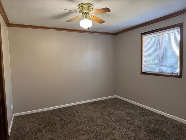 Building Photo - Bright and spacious split-entry home with ...