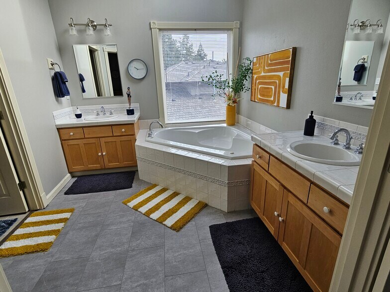 Building Photo - 13518 SW Hillshire Dr