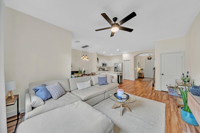 Building Photo - 6086 Seminole Gardens Cir