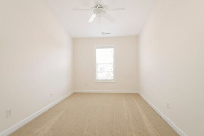 Building Photo - Gorgeous 3 Bedroom 2.5 Bathroom Townhome- Located in Stone Creek Village, Cary! Available August ...