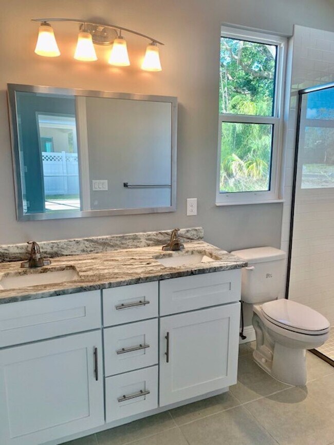 Building Photo - Like new 3/2/2 in small Bradenton community