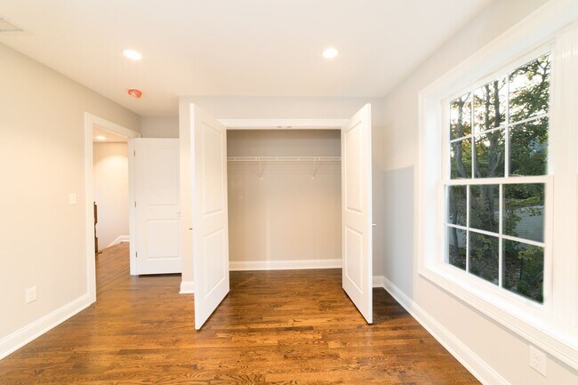 Building Photo - Luxury 3-Bed/1.5 Bath East Rock Condo Avai...