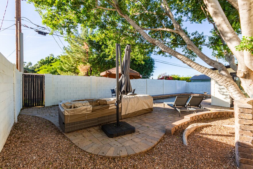 Building Photo - 1935 E Coolidge St