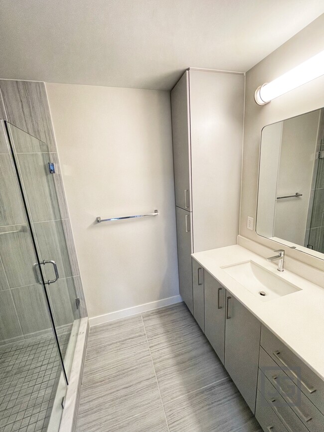 Walk-in Shower - 7012 Woodmont Ave