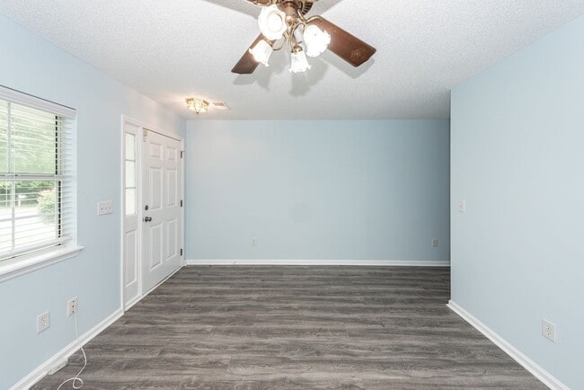 Building Photo - 4 Bedroom, 2 Bathroom Home in Park Hill Pl...