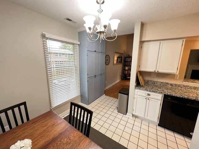 Building Photo - Adorable 3 Bedroom Townhouse w/ 1st Floor Bedroom