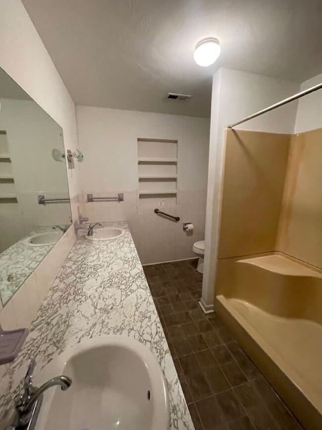 Building Photo - St. James Nice Home