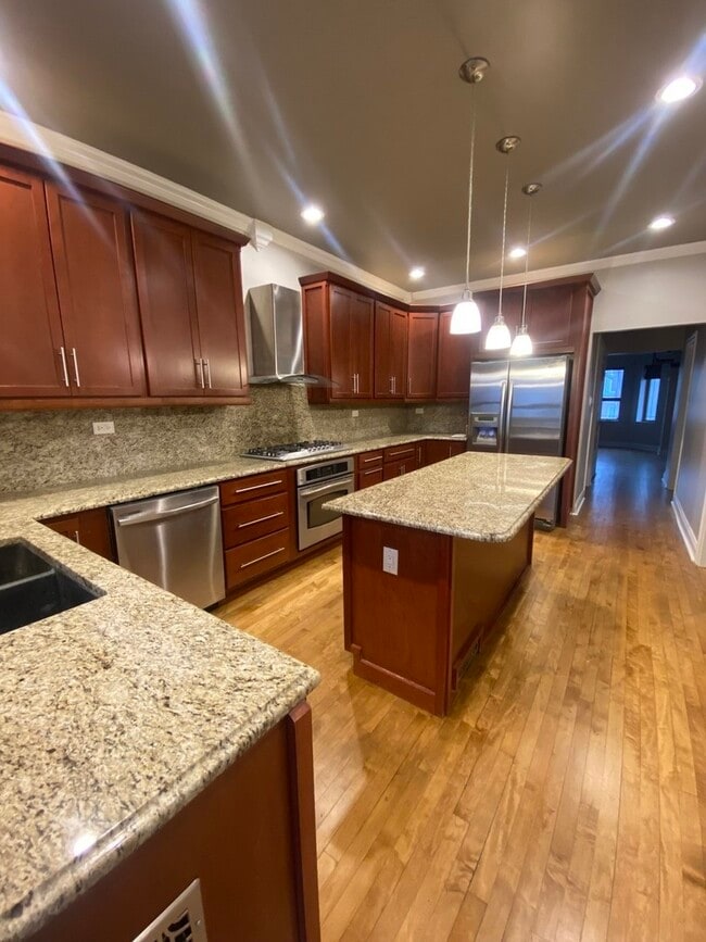 Building Photo - 2825 N Hamlin Ave