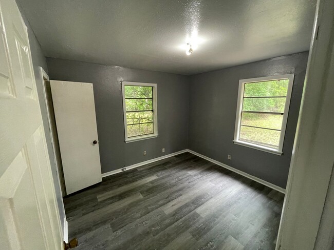 Building Photo - Like new 2 Bedroom home