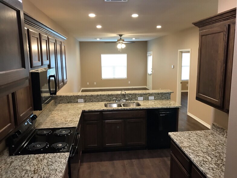 Building Photo - 615 Pecan Ct