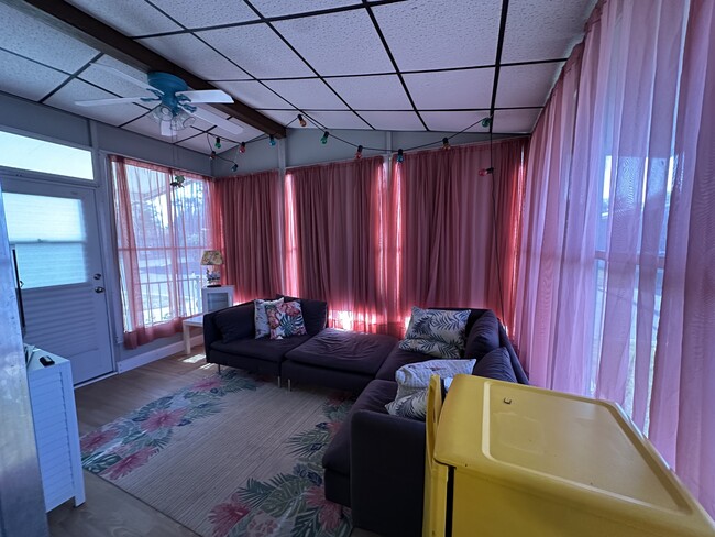 Building Photo - 283 Apricot St
