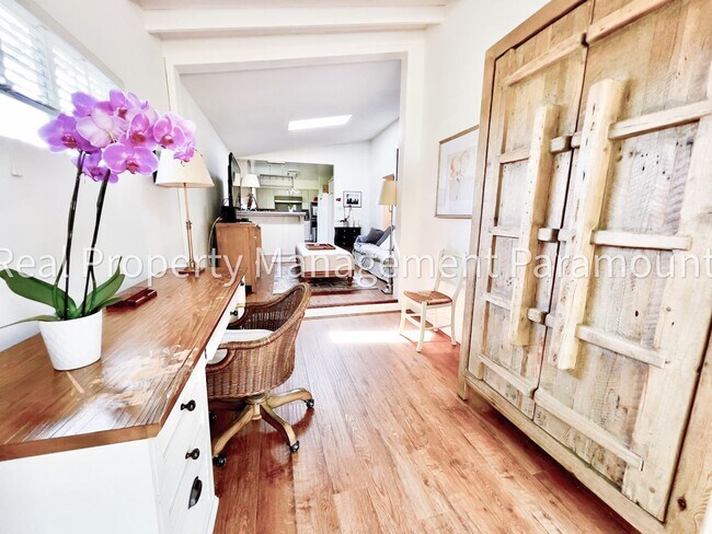 Building Photo - Furnished Brentwood Hills Retreat with Tim...