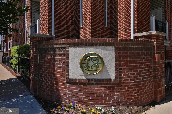 Building Photo - 300 W Elm St