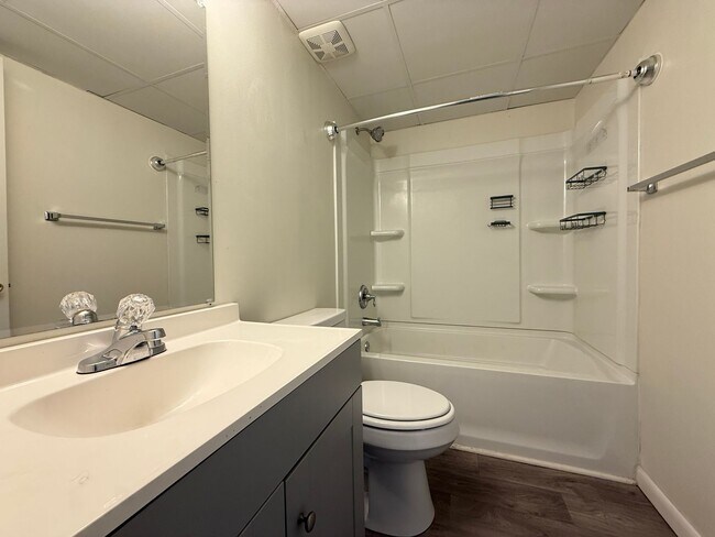 Building Photo - 3826 Country Club Rd