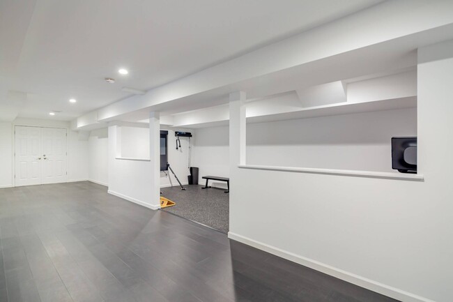 Building Photo - 528 Wainscott NW Rd