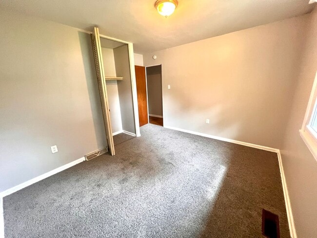 Building Photo - 3 Bed 2 Bath- Hopewell Township Pa!