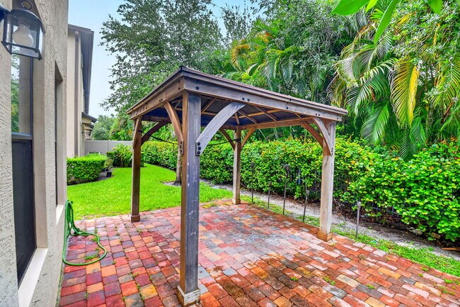 Building Photo - 2833 Troubadour St