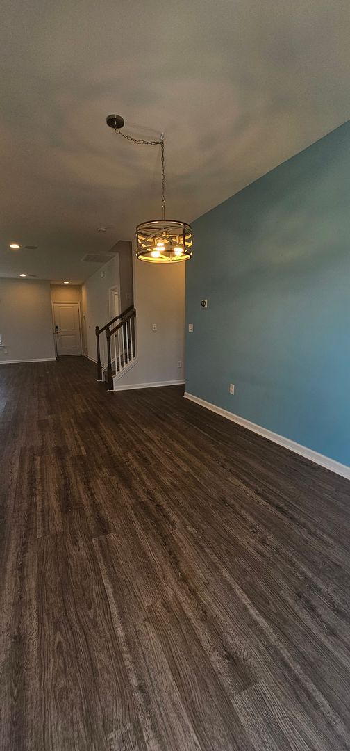 Building Photo - Live where charm meets convenience-Glenmoo...