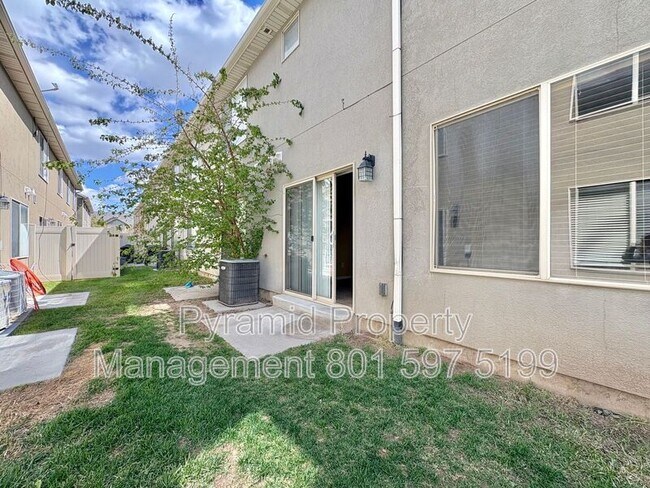 Building Photo - 2136 Fernside St